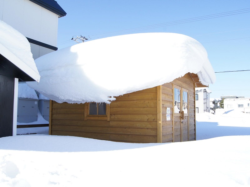 積雪の荷重に耐えていても、ドアの枠が少し変形してて開けにくいことがあります。