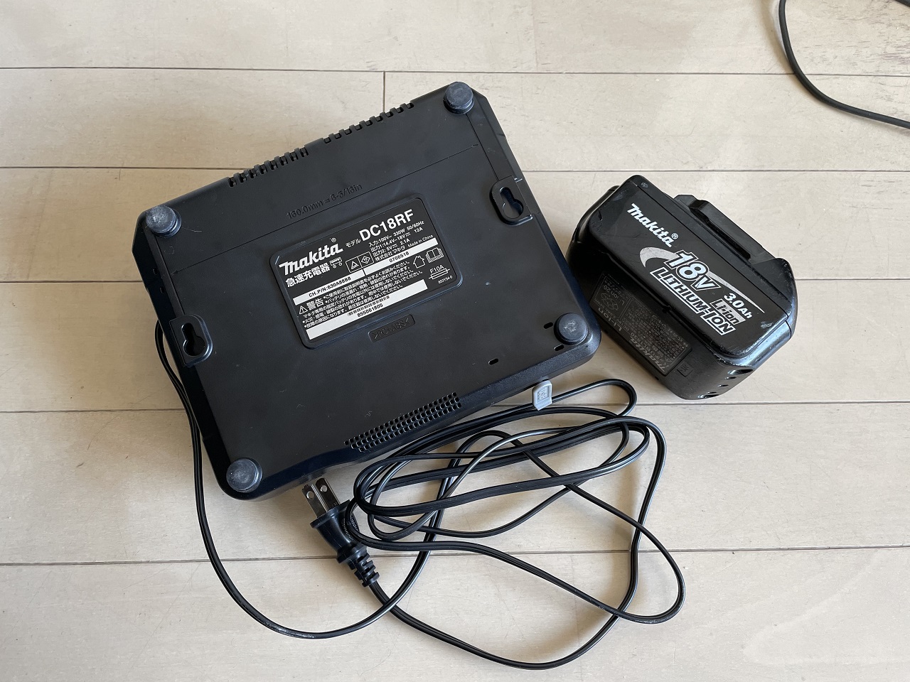 電動工具を使うときはバッテリーの充電を確かめることが重要です。