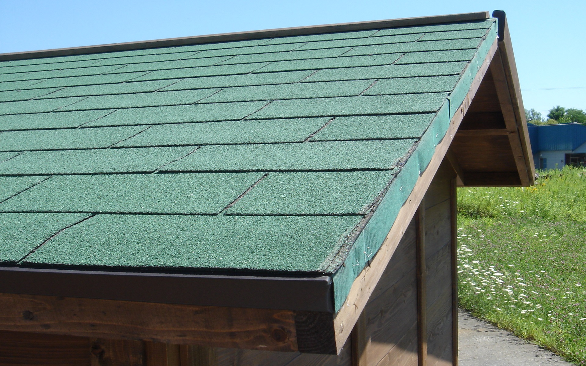 アスファルトシングルの屋根勾配は、3.5寸以上とされてます。