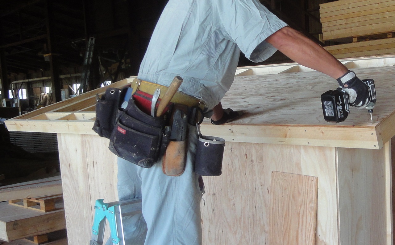 大工さんが装着している腰袋は、頻繁に使用する多種の道具を、身の回りに取り付けていて作業の効率を高めます。