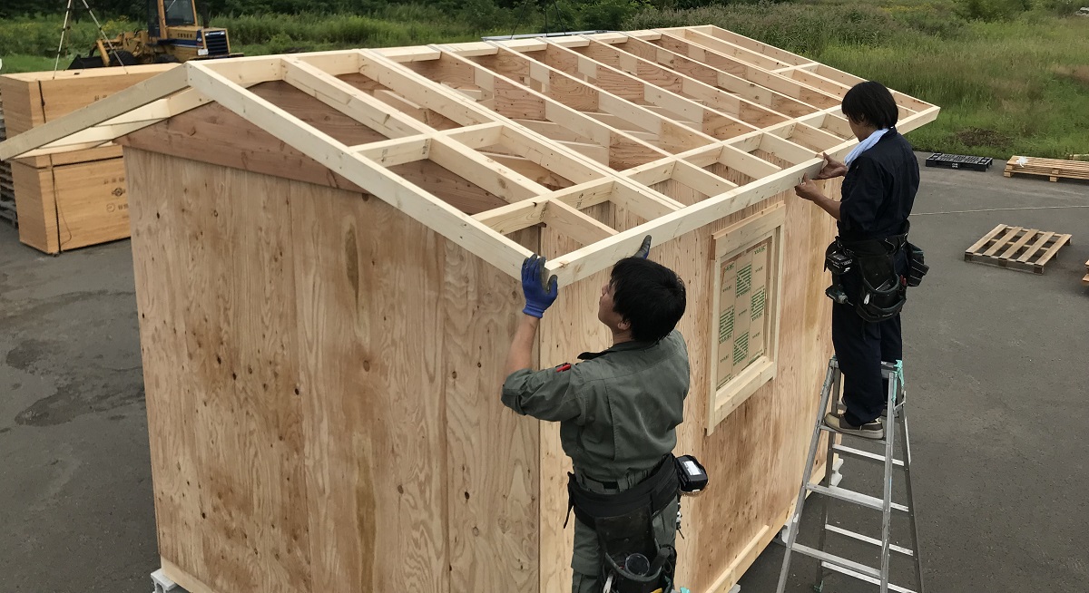 小屋組みの高所とび作業は危険なので二人以上で作業を