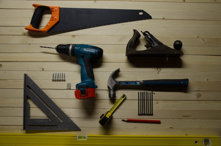 小屋作りを一人で作業するのは作業効率も落ちますので、完成までに日数がかかります。