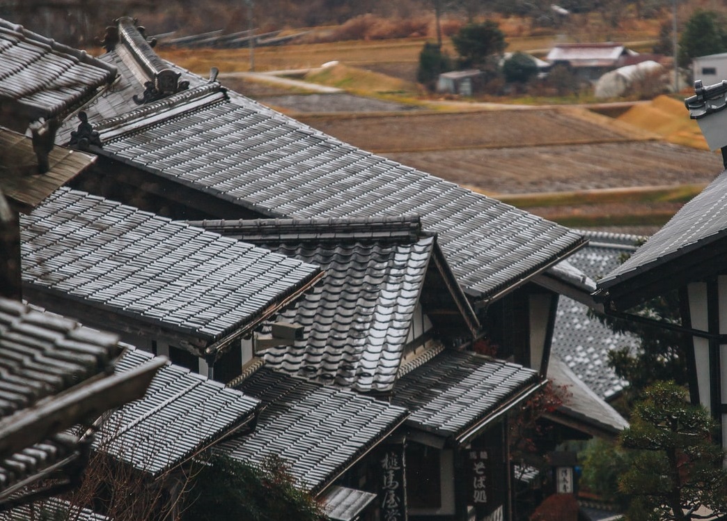 瓦など重い屋根材自体も落下の危険性が高まります。