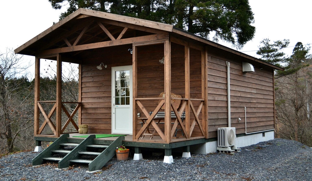 雨の日でも有効に使えるスペースがある小屋ウッドデッキは、屋根付きが絶対おすすめです。