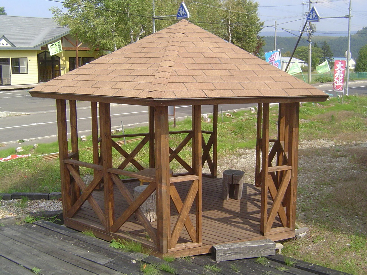 ガゼボとは、よく公園などで見かける屋根だけ付いた休憩スペースです。