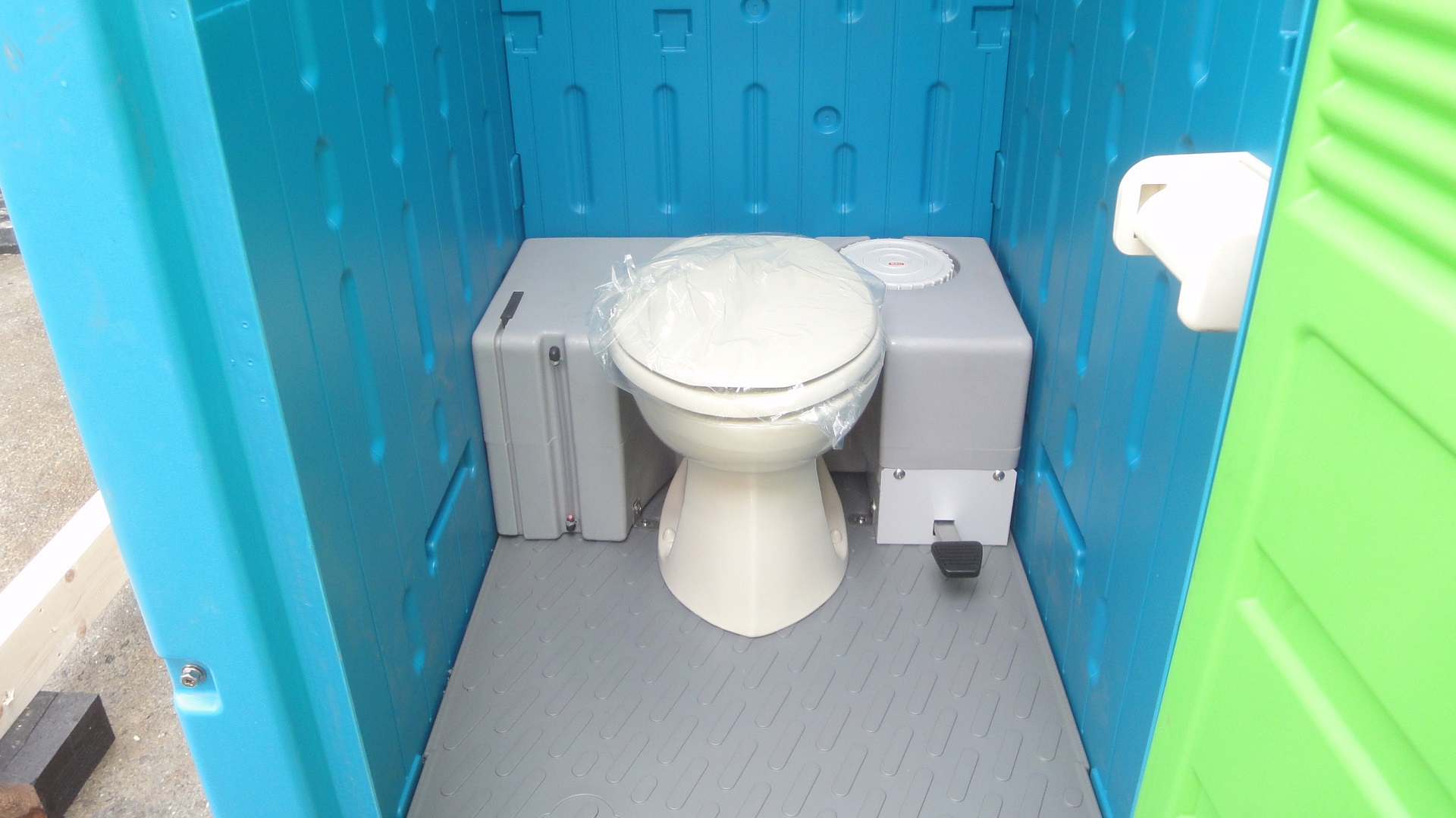 建設現場によくある汲み取り式の仮設トイレ
