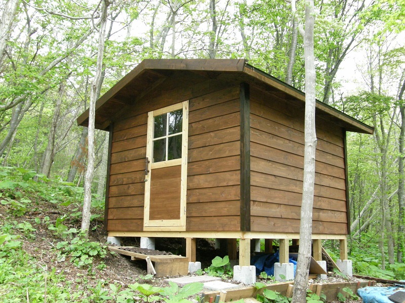 小屋を建てる場所として坂や傾斜地はアリ