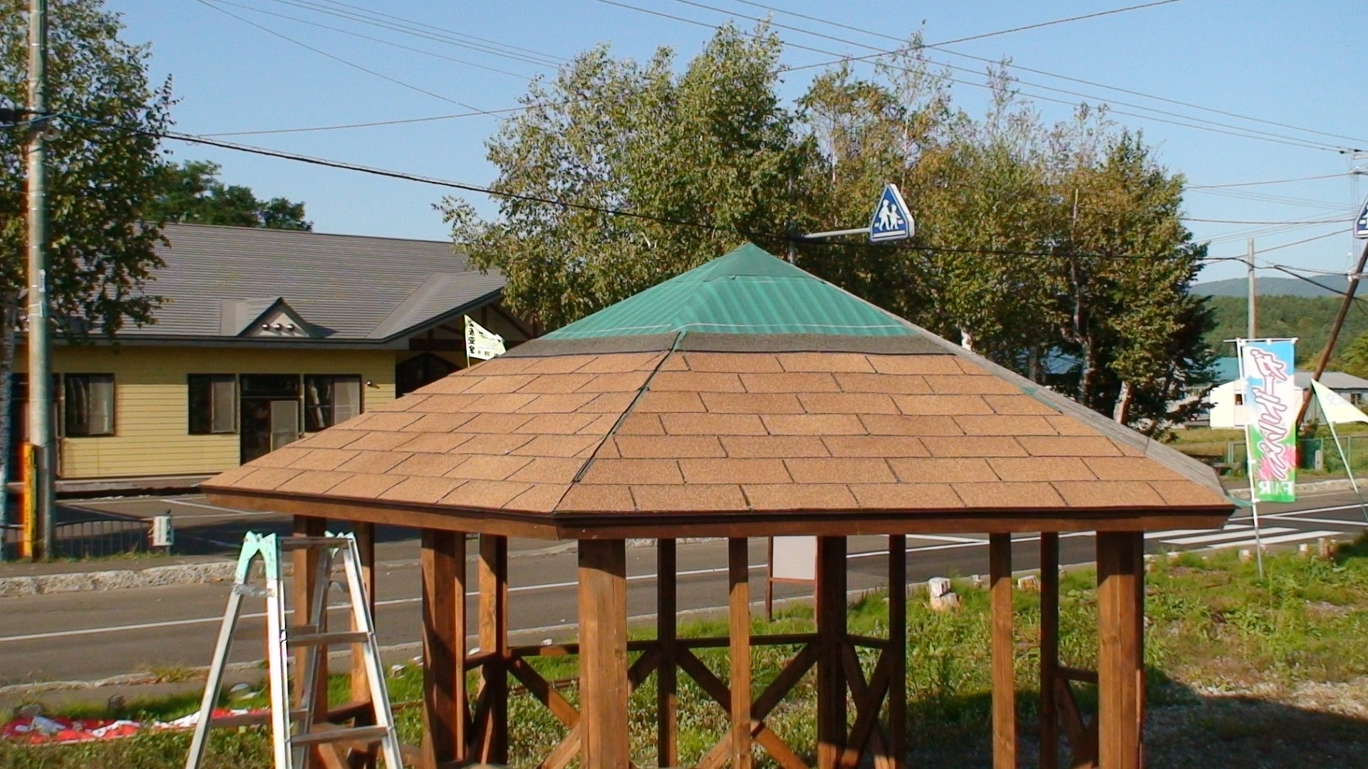 寄棟屋根は切妻や片流れに比べると、部材の点数が多く加工も角度も複雑。