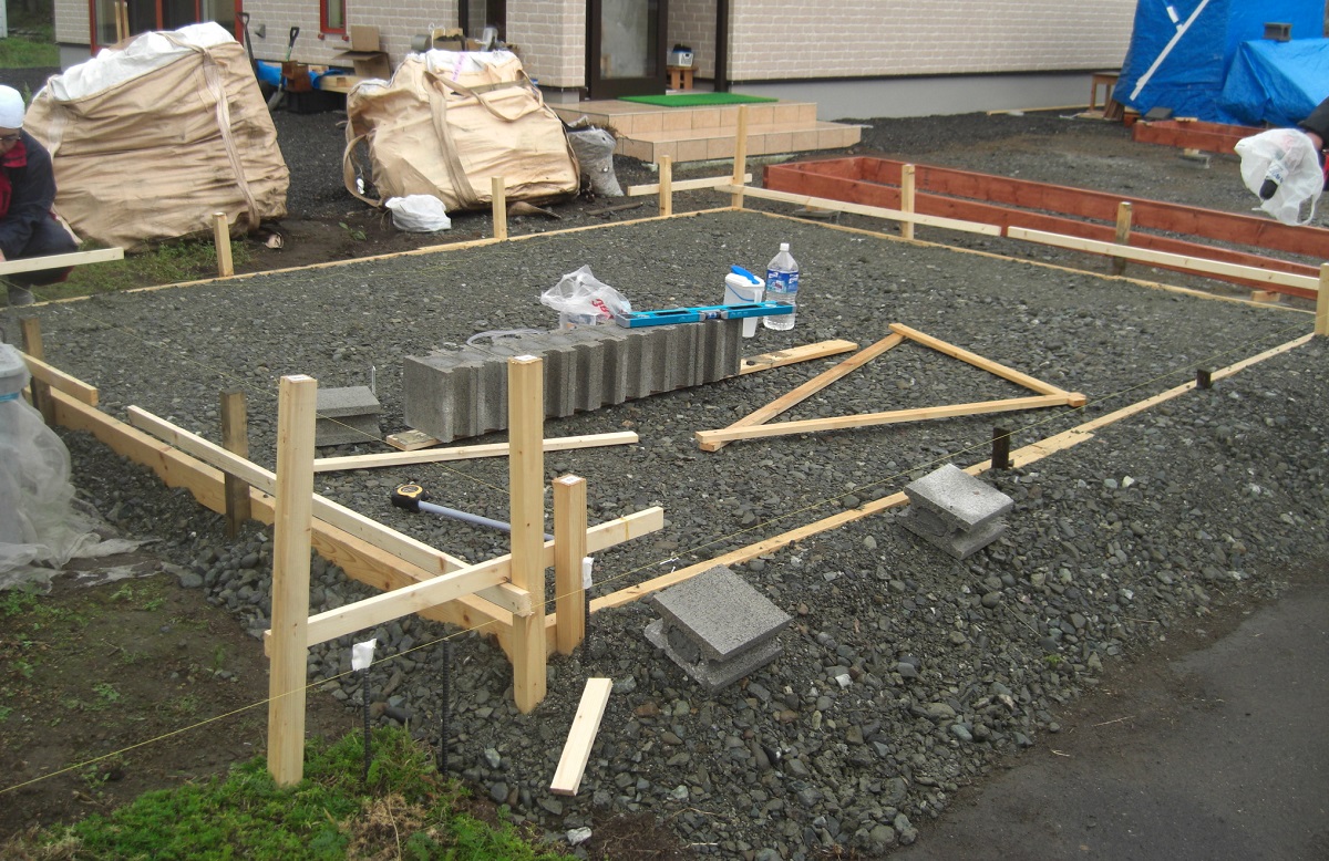 水たまりができやすかったり、霜柱ができたり、盛土の土地などは注意が必要。