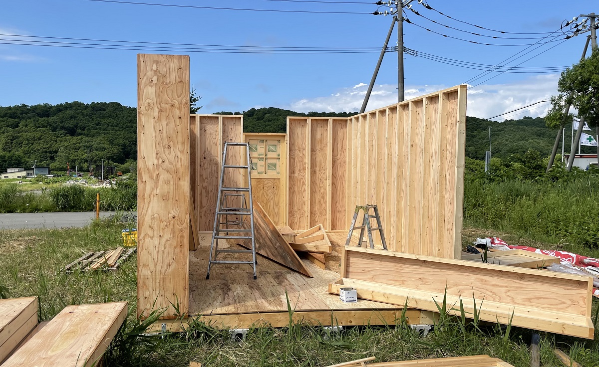 強風地では建築中に床ごと横転もよくあること…