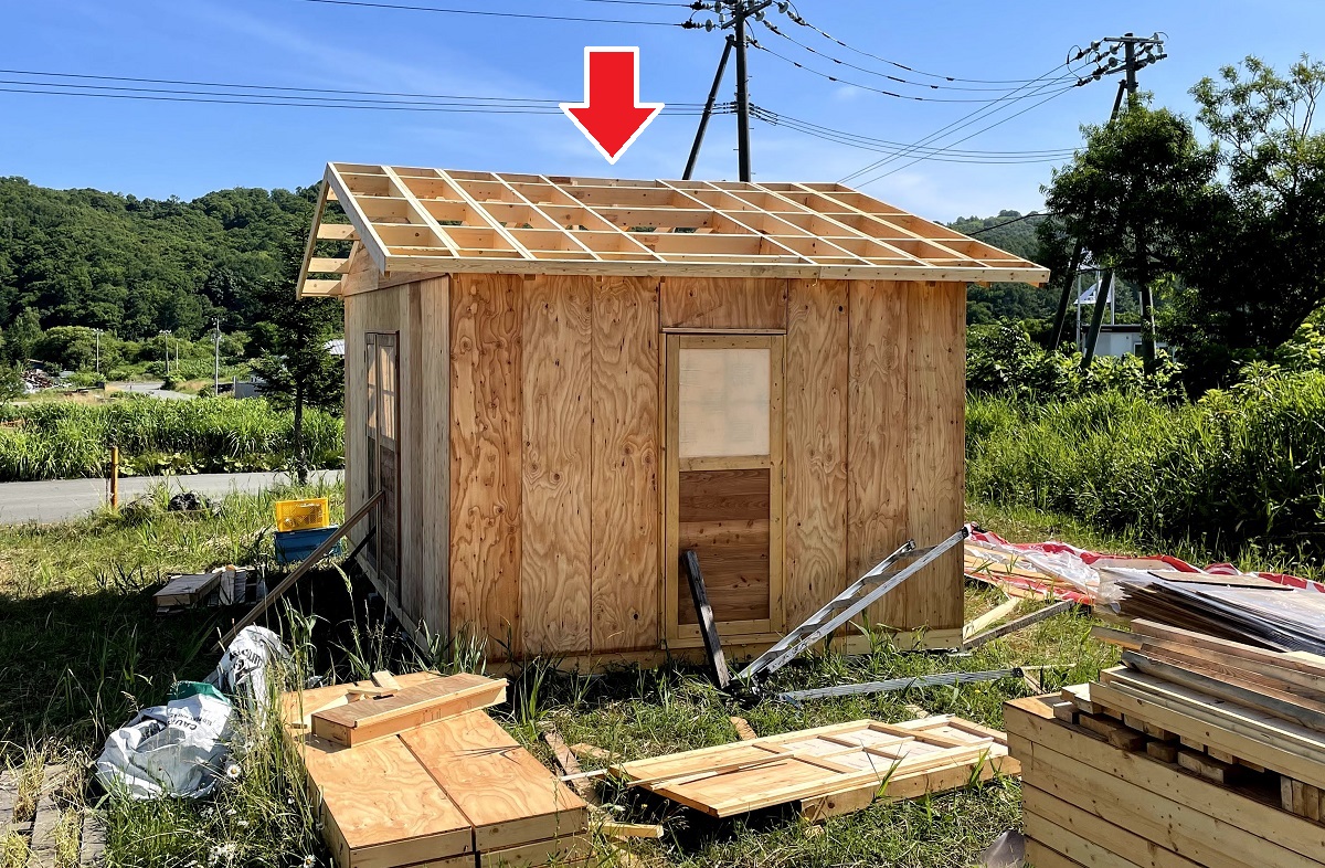 トラスが無く屋根パネルだけで小屋組みしたので、室内中央部分がわずかに凹んでいるように見えます。