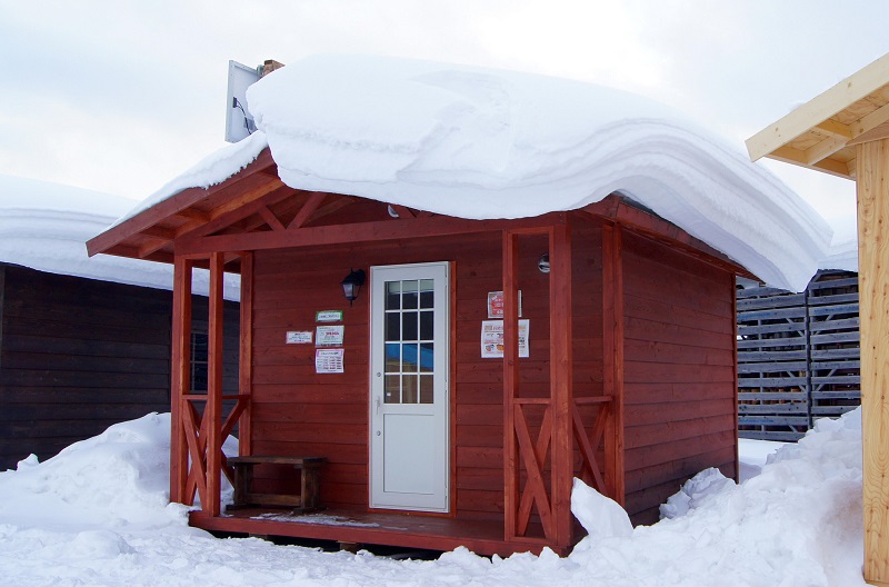 二階建ての落雪は衝撃が大きく、その点では平屋の方が安全です。