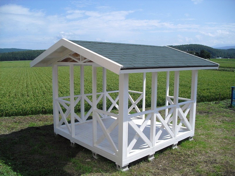 ガゼボとは、よく公園などで見かける屋根だけ付いた休憩スペースです。