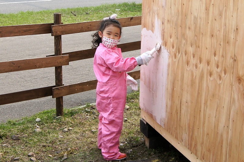 木製小屋の塗り直し作業は、誰でもできます。
